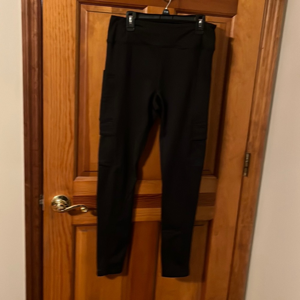 PINK active leggings.